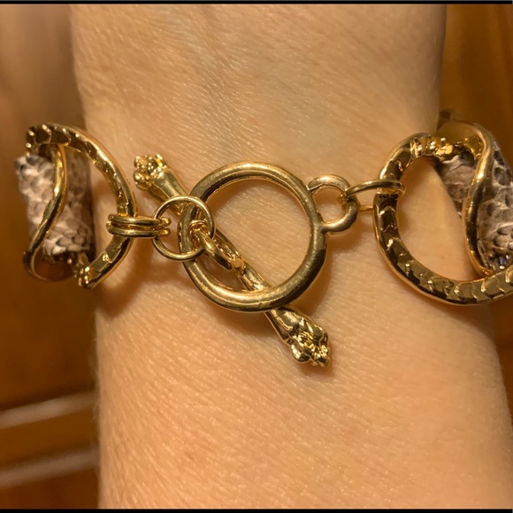 Gold tone rings with snake skin - Picture 4 of 4